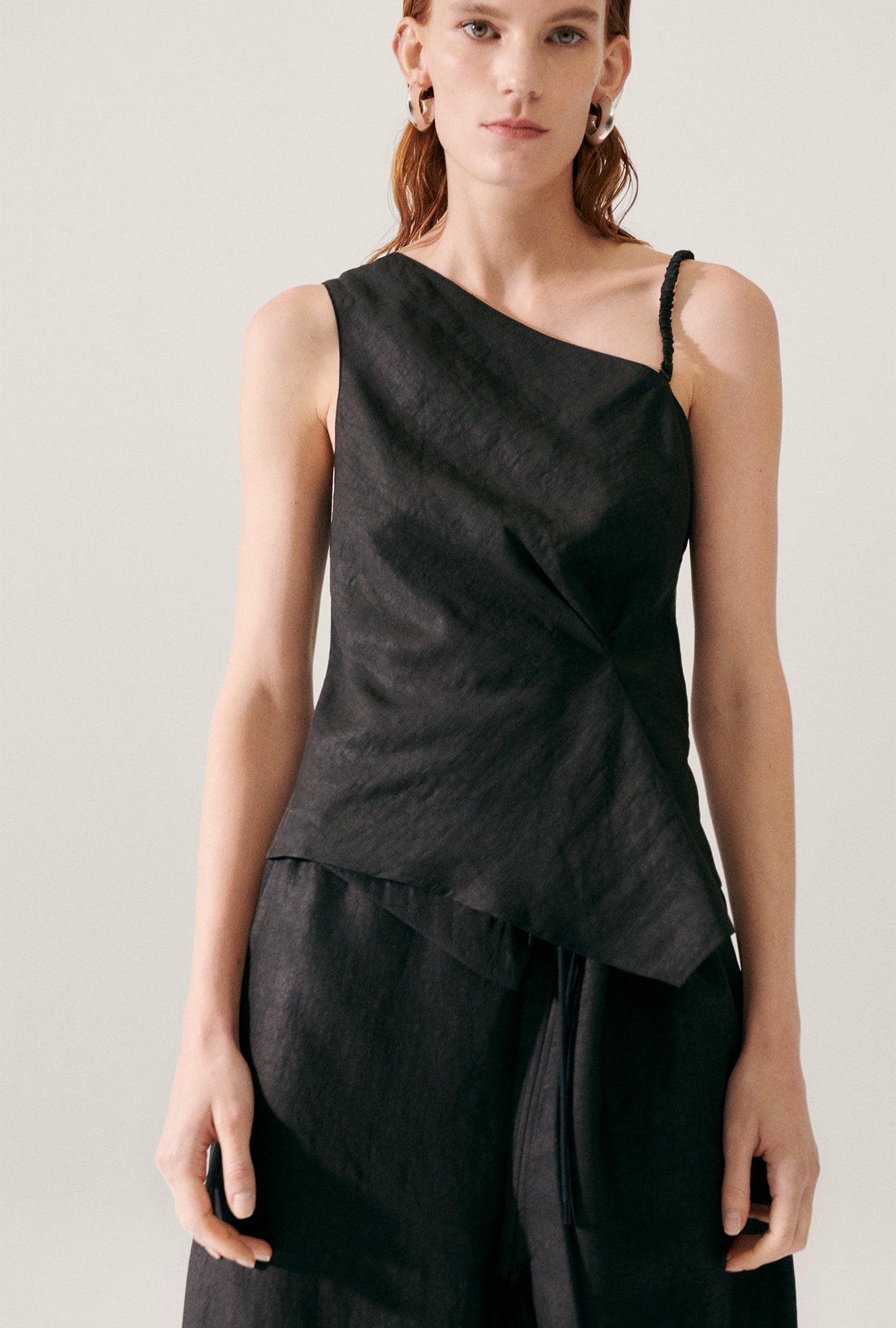 MUD SILK ONE SHOULDER TOP BLACK