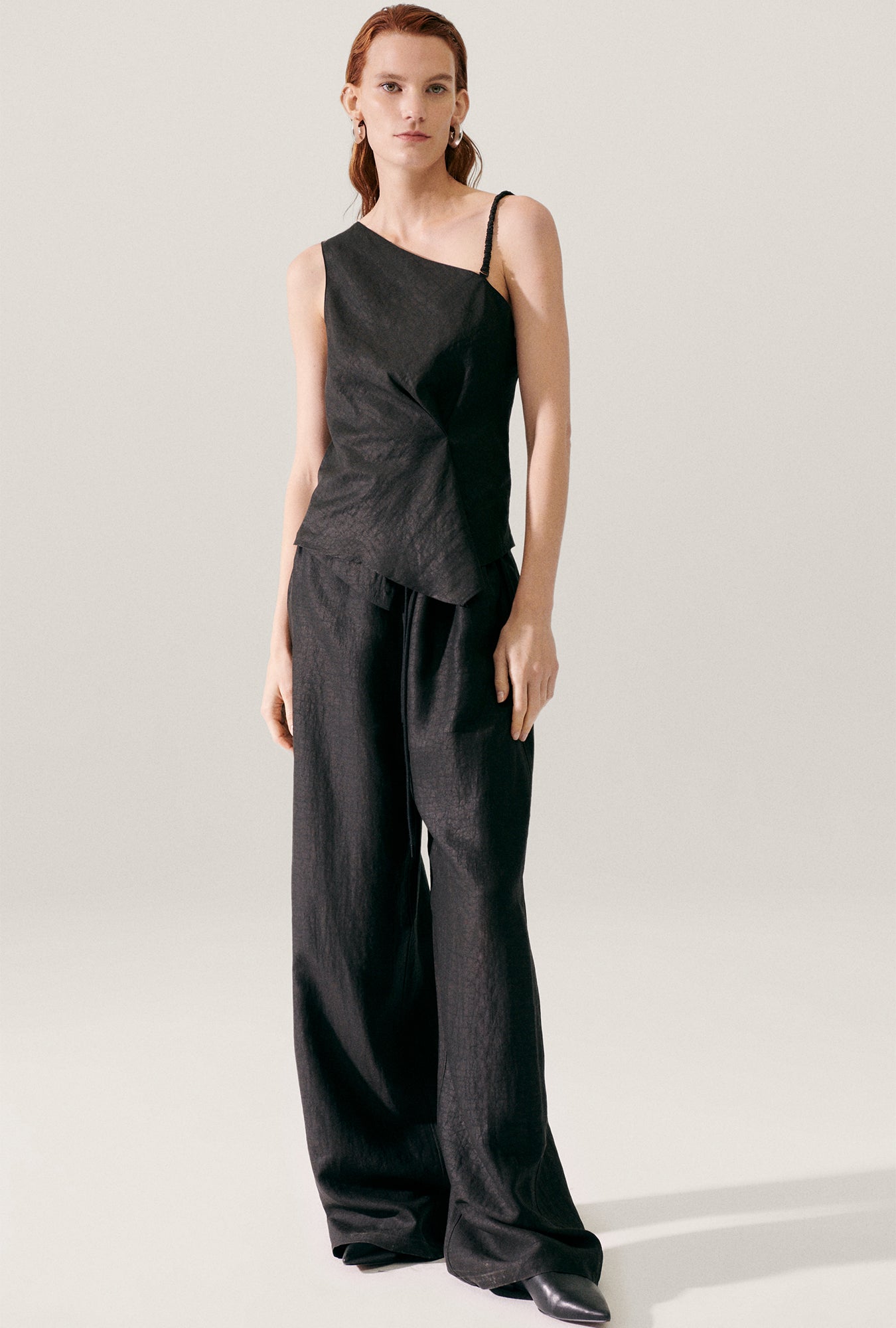 MUD SILK ONE SHOULDER TOP BLACK